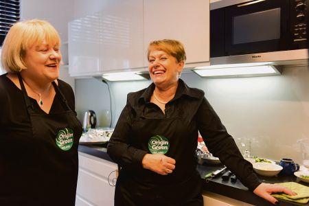 Irish Ambassador Anne-Marie Callan (l) and Bróna Ní Mhuirí had fun when cooking together.