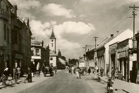 In this postcard from the 1950s, we can see the main street of Dunajská Streda, where Ármin Vámbéri grew up.