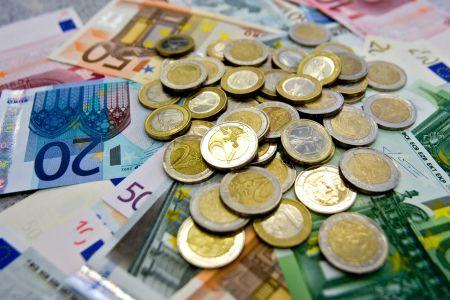 The Labour Ministry proposes increasing the minimum wage to €380 a month.