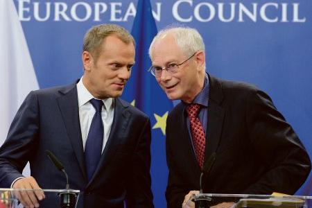 Donald Tusk (l) and Herman van Rompuy.