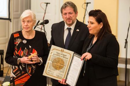 Alžbeta Petoová, daughter of awarded Arpád and Alžbeta Hajdu, Alexander Ben-Zvi and consul of Izrael in Slovakia Avital Gershon (from left).