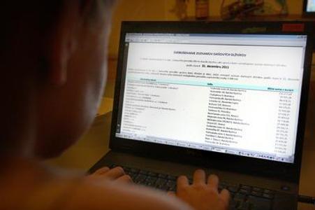 It is possible to find several lists of tax dodgers on the internet. 