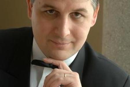 Organ player János Pálúr