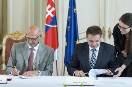 CEO of Detusche Telekom Timotheus Höttges (l) and Slovak Finance Minister Peter Kažimír (r)
