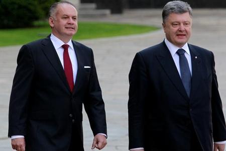 Presidents: Slovak (L) Andrej Kiska and Ukrainian Petro Poroshenko. 