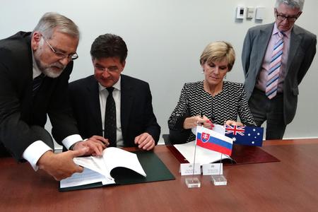 Miroslav Lajčák (second Left) and Julia Bishop signing the agreement
