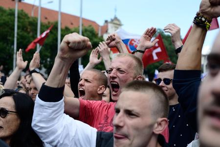 Anti-immigrant protest organisers seek to unite extremists