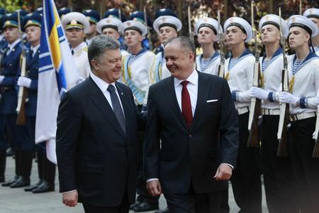 President Andrej Kiska shares a laugh with Ukrainian President Petro Poroshenko in Kiev. 