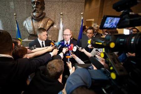 Slovak Prime Minister Robert Fico (l) and his Czech counterpart Bohuslav Sobotka 