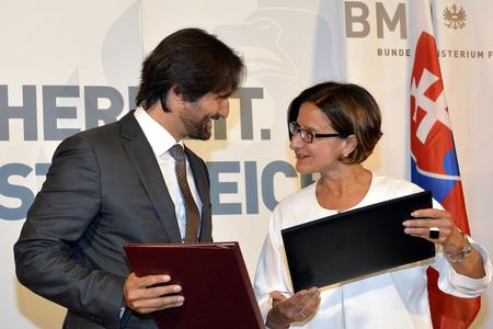 Robert Kaliňák (l) and Johanna Mikl-Leitner 