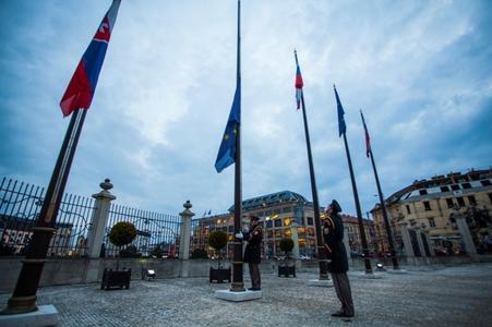 The incident took place close to the Presidential Palace in Hodžovo Square. (Here, flags are lowered as tribute to the victims of Brussels’ attack.) 