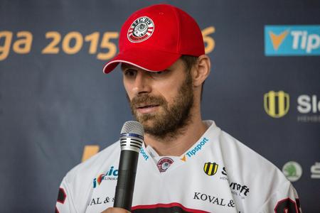 Ice hockey players protest against their association