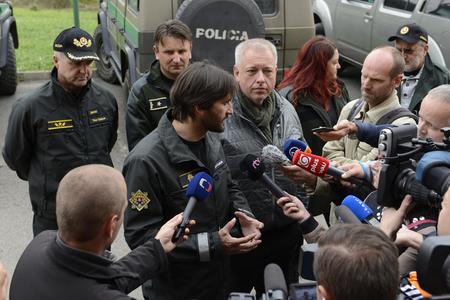 Slovak Interior Minister Robert Kaliňák (l) and his Czech counterpart Milan Chovanec (r)