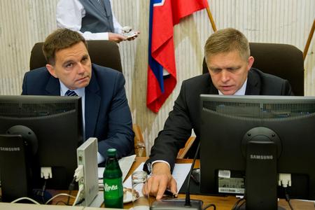 Finance Minister Peter Kažimír (l) and PM Robert Fico (r)