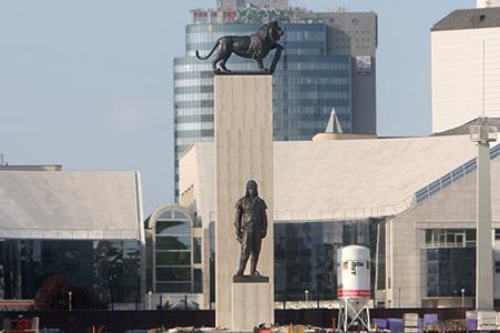 M.R. Štefánik and the lion both smybolise the first Czechoslovak Republic