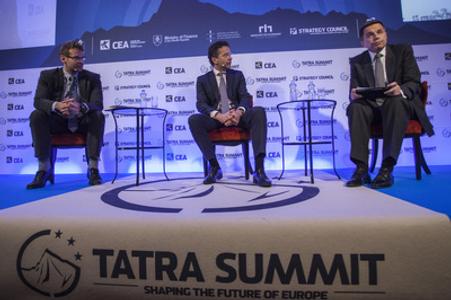 Martin Filko of Slovak Economy Ministry,  Dutch Minister of Finance Jeroen Dijsselbloem and Slovak Finance Minister Peter Kažimír 