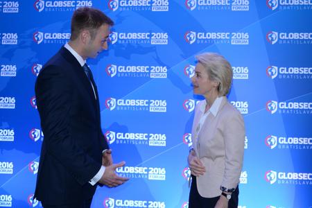 GLOBSEC founder Róbert Vass (l) and German Defence Minister Ursula von der Leyen (r)