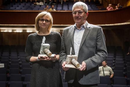 Doctor Alan Suchánek and nurse Magdaléna Kovačovičová received the White Crow award.