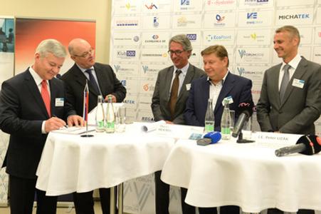 R-L: Košice mayor Richard Raši, Košice Regional Governor Zdenko Trebuľa, VSE board chair – member of RWE Group Thomas J. Hejcman, Honorary Consul of Germany to Slovakia Juraj Banský and board chair of VIA Peter Cacara. 