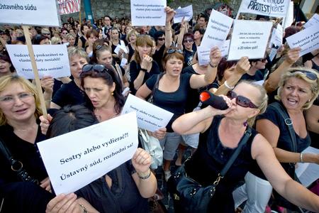 Nurses to resign amid battle for more pay