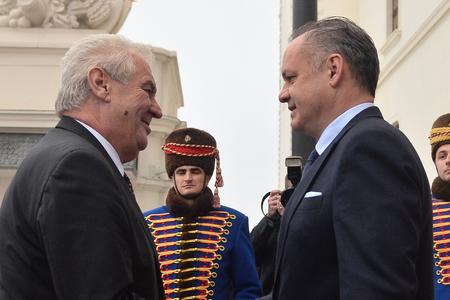 Czech President Miloš Zeman (l) and his Slovak counterpart Andrej Kiska (r) in Bratislava in 2014.