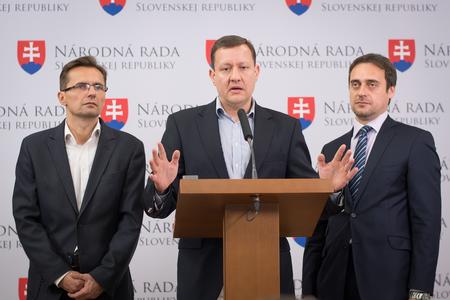 (l-r): Ľubomír Galko (SaS), Daniel Lipšic (OĽaNO-NOVA), Jozef Rajtár (SaS)