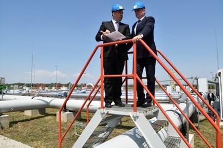 Rastislav Ňukovič, the general director of the Slovak gas transport operator Eustream with President Andrej Kiska. 