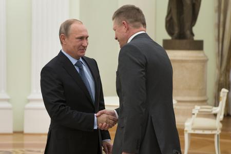 Russian President Vladimir Putin (l) and Slovak PM Robert Fico (r)
