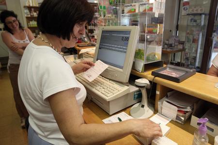 Health Minister pushes private pharmacies from hospitals