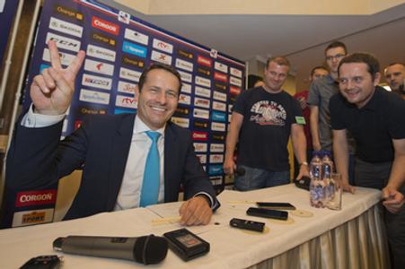 Martin Kohút (L) celebrates his victory in SZĽH chair election. 