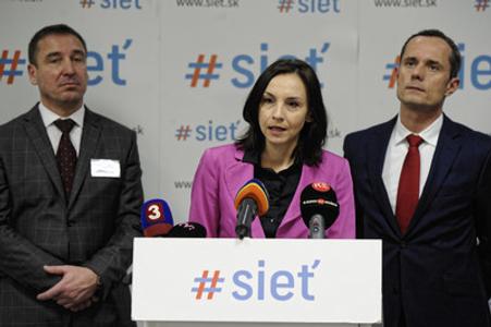 L-R: Sieť's Transport Minister Roman Brecely, expert Alena Bašistová a chairman Radoslav Procházka at a briefing. 