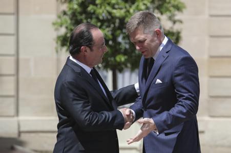 Prime ministers: French Francois Hollande (L) and Slovak Robert Fico.