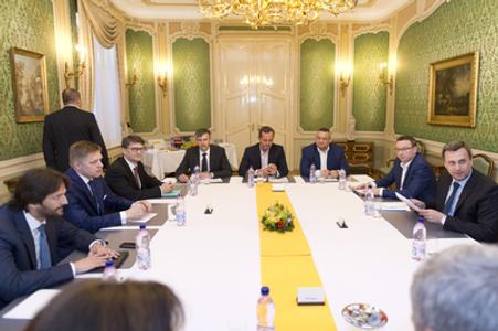 Session of the Coalition Council: Minister Maďarič is 3-L, SNS chairman Danko 1-R