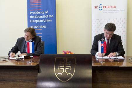 Dutch Foreign Minister Bert Koenders (l) and his Slovak counterpart Miroslav Lajčák (r)