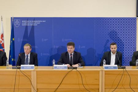 The press conference to announce emergency SMS for Slovaks abroad. Left to right Slovak Telekom CEO Miroslav Majoroš, Orange Slovensko CEO Pavol Lančarič, Foreign Minister Miroslav Lajčák, O2 Slovakia CEO Peter Gažík and SWAN CEO Miroslav Strečanský.