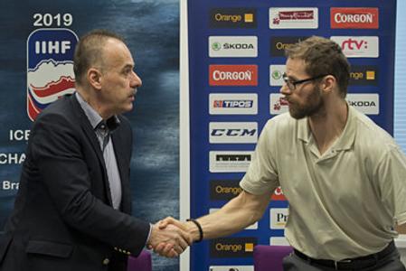 Slovak Ice Hockey Federation (SZLH) President Igor Nemeček and Michal Handzuš, representing Slovak ice hockey players boycotting the national team, signed a public commitment.
