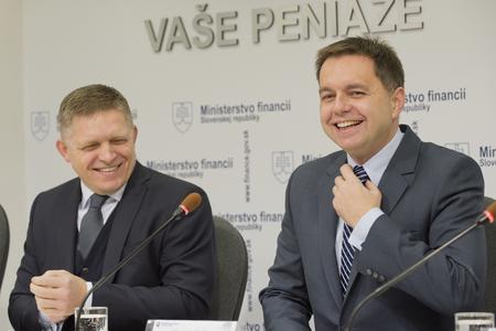 Prime Minister Robert Fico (l) and Finance Minister Peter Kažimír