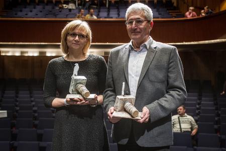 Alan Suchánek and Magdaléna Kováčová received the White Crow awards for reporting an overpriced purchase.