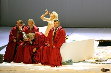 Ľudoví­t Ludha (as Albert Gregor), Jozef Kundlák (Vítek), Pavol Remenár (Jaroslav Prus), Linda Ballová (Emilia Marty) Gustáv Beláček (Dr. Kolenatý) 