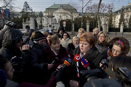 Head of nurses’ trade unions Monika Kavecká (second from right) and head of the Slovak Chamber of Nurses and Midwives Iveta Lazorová (third from right) in front of the Government Office
