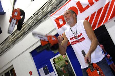 Record-holder Roskopf juggles with saws. 