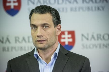VšZP prolonged contracts with two firms of Forai’s aunt