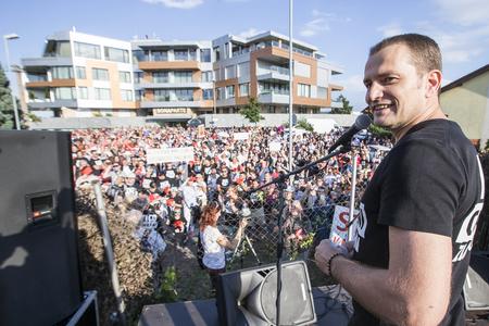 Monday crowds dwindling in front of Bonaparte apartment complex