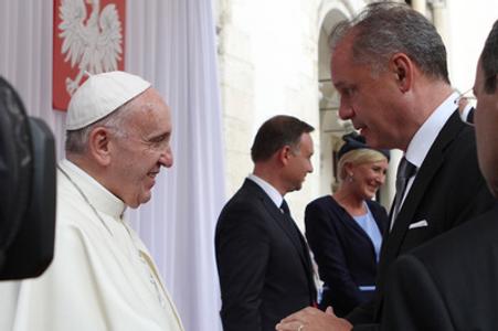 Pope Francis (L) and Slovak President Andrej Kiska