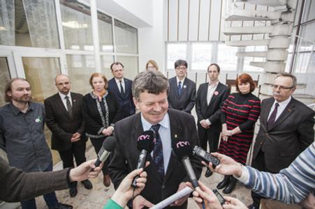 Pavol Ondek (C) announces the signing of the Declaration. 