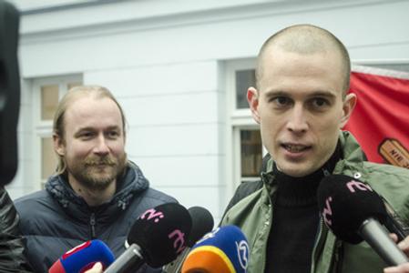 ISU's Vladimír Crmoman (L) and IVU's Jurja Halas talk to media about teachers' and lecturers' strike. 