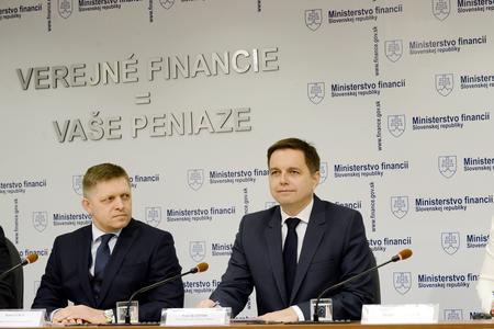 PM Robert Fico (l) and Finance Minister Peter Kažimír