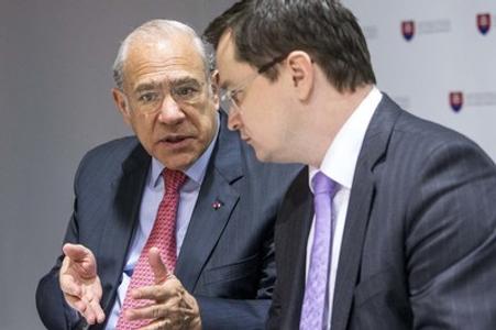 Gurria (L) in talks with minister Draxler 