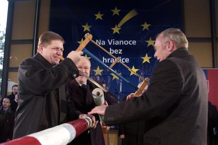 PM Robert Fico (l), former Slovak President Ivan Gašparovič (centre) and former Austrian Chancellor Alfred Gusenbauer symbolically sawed the border barrier in December 2007.