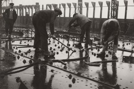 François Kollar: Construction of the large liners, riveting the metal sheets on the deck of a ship, Saint-Nazaire shipyard, Penhoët. 1931 – 1932. 
